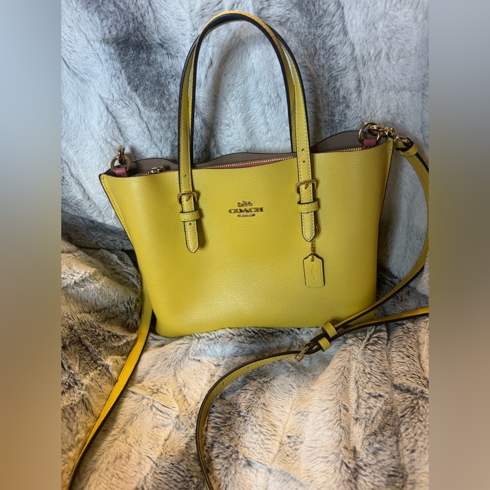 Coach - Mollie Tote 25 - 2021 C4084 - Light Yellow 3 Compartment Tote, EUC